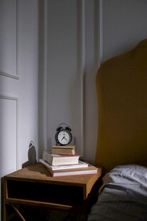 床边小桌的静谧时光