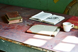 复古书桌上的阅读时光