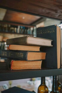 书架上的旧书籍