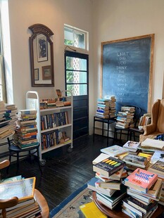 堆满书籍的温馨书房角落