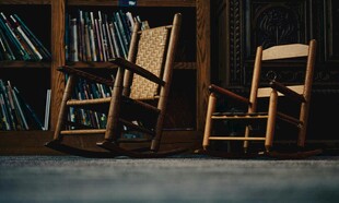 书房中的两把木质椅子