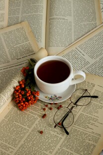 复古风报纸上的茶饮时光