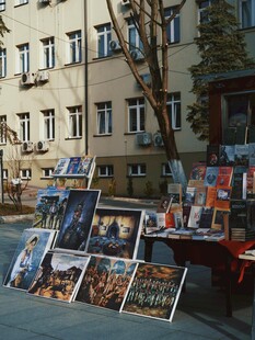 街头艺术画作摊位