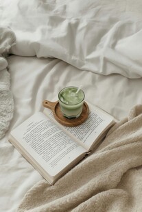 床上的书籍与抹茶饮品