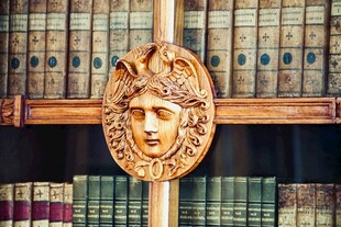 古典雕塑与书架上的书籍