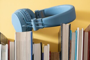 耳机置于书堆上的场景