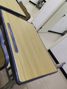 简约木质课桌