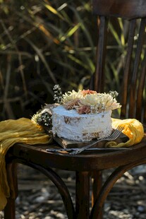 复古椅上的精致装饰摆件