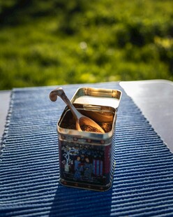 复古图案烟盒置于蓝布上