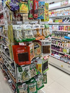 超市货架上的丰富商品