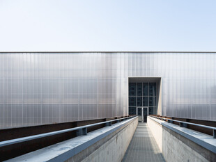 现代建筑自动扶梯通道