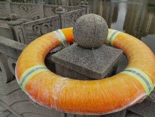 石墩套着彩色游泳圈