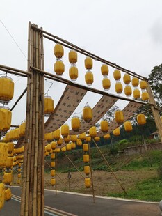 木架悬挂的黄色灯笼装饰