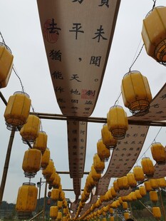 古巷悬挂的中式灯笼景观