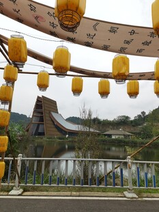 悬挂的中式灯笼装点风景