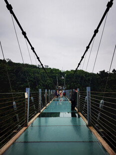 玻璃吊桥风景行人漫步