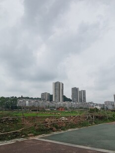 城市远景下的开阔户外场景