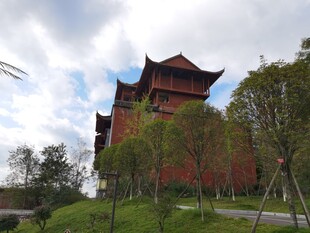 中式古建屹立于葱郁草地