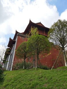 古建红墙绿树映蓝天