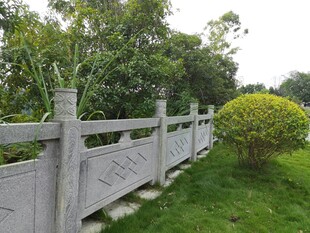 园林石栏杆与绿植景观