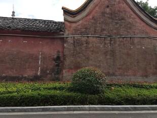 古老红墙与绿植景观