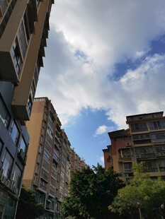 城市中的楼宇与蓝天白云