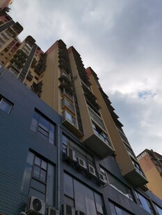 城市中错落的居民楼建筑