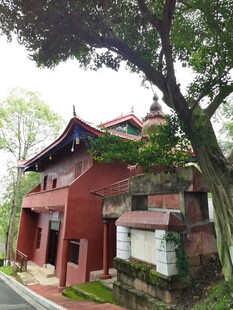 中式红屋绿树环绕景致美