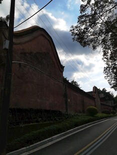 古老红墙旁的宁静道路