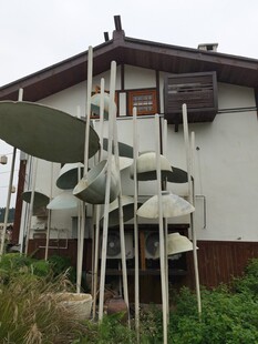 户外冲浪板整齐排列展示