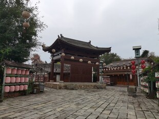 古雅中式建筑前的开阔广场