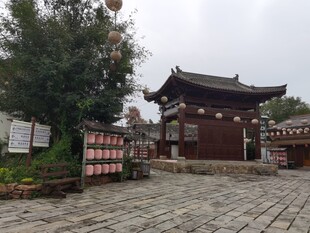 古建门前广场景象