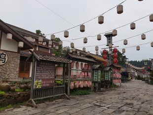 古街风貌传统灯笼装点