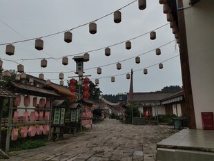 古巷挂饰营造传统氛围