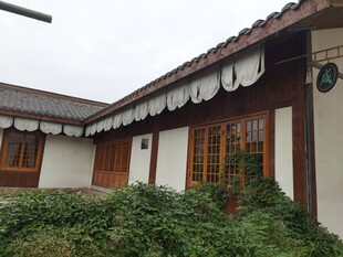 乡村小屋绿植环绕的宁静处