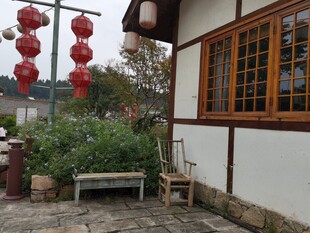 中式庭院红灯笼装点角落