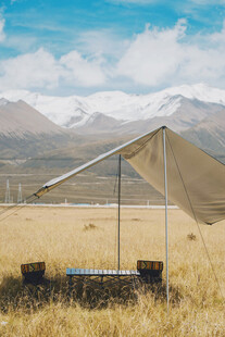 旷野中的简约露营场景