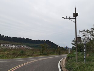 蜿蜒公路旁的监控设备