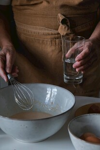 手工搅拌食材的温馨瞬间