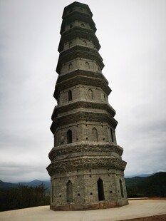 古老多层石塔屹立天地间