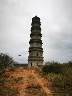 荒野中的古老多层石塔