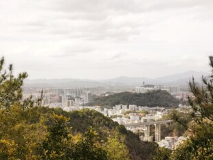 俯瞰城市与远山景色