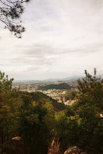 山间远眺城市风光