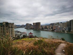 俯瞰城市滨水风光景色