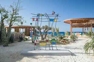 海滨休闲区的多彩游乐设施