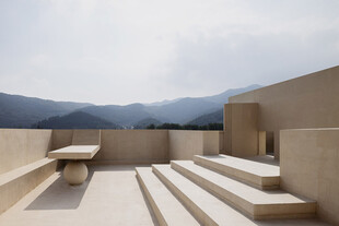 户外露台远眺山峦美景