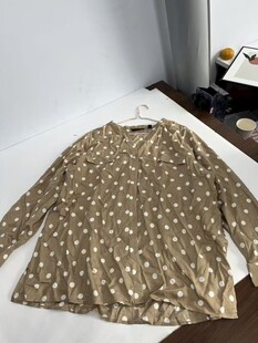 棕色波点长袖上衣展示