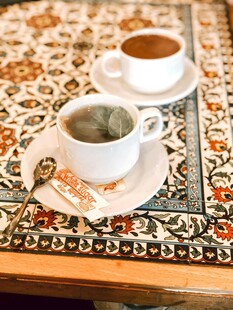 复古风桌布上的两杯热茶