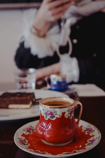 复古风咖啡杯与美味甜点