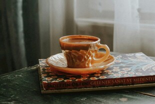 复古茶杯置于书籍之上